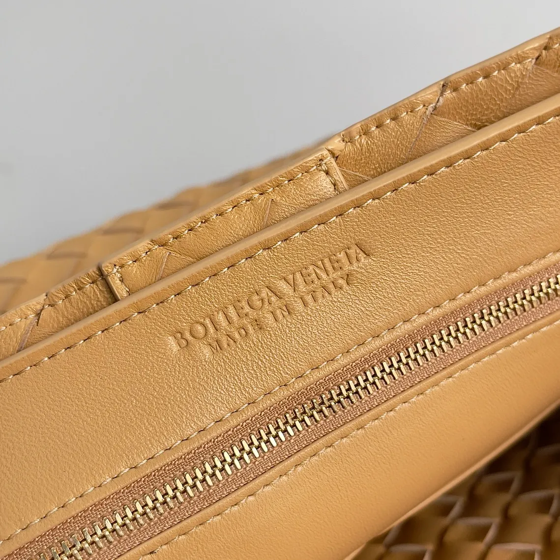 The 2023 new Andiamo batch of 2260 BV has been shipped‼ ️Really popular🔥The new Andiamo woven handbag launched by Bottega Veneta this season is really popular all over the world! ! Celebrities at home and abroad have worn it, and Oscar-winning actress Michelle Yeoh has taken it out on the street. Song Jia, Trai Yara, Yu Feihong, Sanji Ayaka, Rosie Hunting-Whiteley, Yoshioka Riho, etc. have all picked up this bag. It is classic and versatile, showing off its temperament, and the bag capacity is also large, which is very convenient for daily commuting! ! A variety of carrying methods, the shoulder straps can be adjusted by yourself, the original lambskin feels soft and delicate, and the unisex style breaks the gender boundaries and brings a more practical and long-lasting use experience. Andiamo, which has both elegant and casual styles, perfectly interprets the true appearance of "fashionable old money style". Style number: 743572 Size: 32*24*12